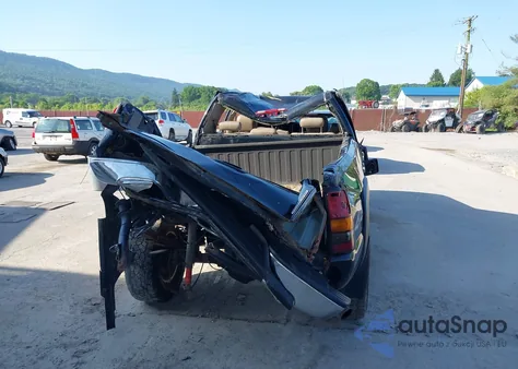 2005 GMC Sierra K2500 Heavy Duty from USA, damaged, VIN 1GTHK232X5F827255